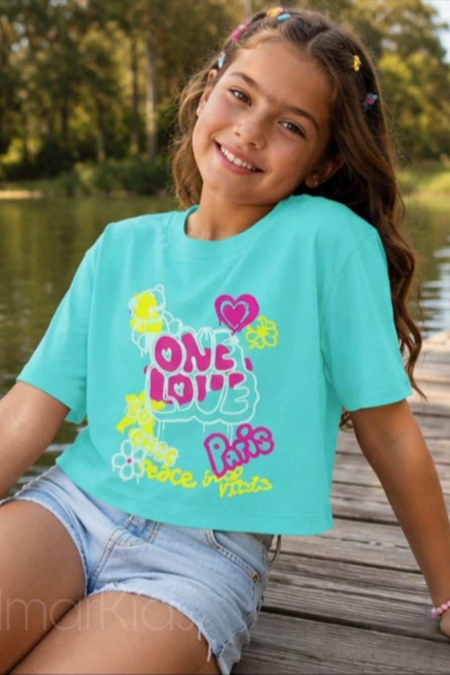 Uma t-shirt cheia de energia e estilo para as meninas que adoram se destacar! Com estampado colorido "One Love" em tons vibrantes de rosa, amarelo e branco, esta t-shirt é perfeita para os dias quentes de verão.
✨ Disponível em: Verde, Rosa e Preto 🌸 Estampado: One Love / Paris / Peace & Vibes 👕 Corte: Cropped descontraído 🌿 Material: 100% algodão (fresco e confortável)
Ideal para combinar com calções, calças de ganga ou saia — o look perfeito para a miúda cheia de personalidade!