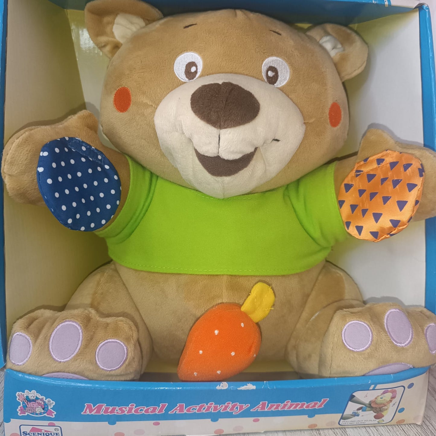 Este urso sensorial é o brinquedo ideal para os pequenos começarem a desenvolver o toque e as sensações.
Vai ser certamente o melhor amigo deles durante bastante tempo :)