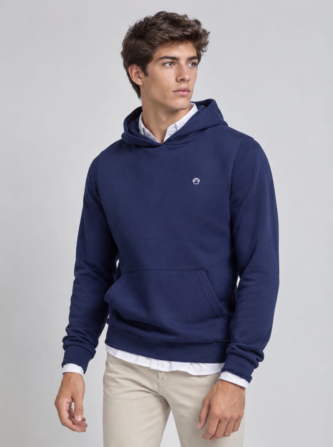Homem com sweatshirt azul-marinho com capuz e bolso frontal