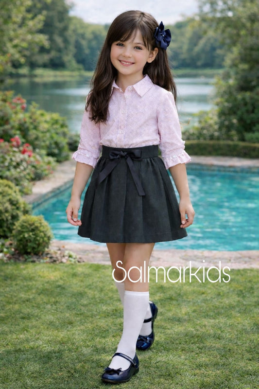 Um conjunto extremamente elegante. Tem tanto de elegante, quanto de prático. Perfeito para graças especiais, mas também para o dia a dia das princesas. A saia/calção que transmite confiança para as princesas poderem andar à vontade.