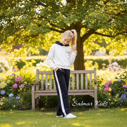 Porque as crianças merecem o melhor...este fato de treino par aalém de prático e muito giro, é o aliado perfeito para o dia a dia das pequenas e até das teenagers...