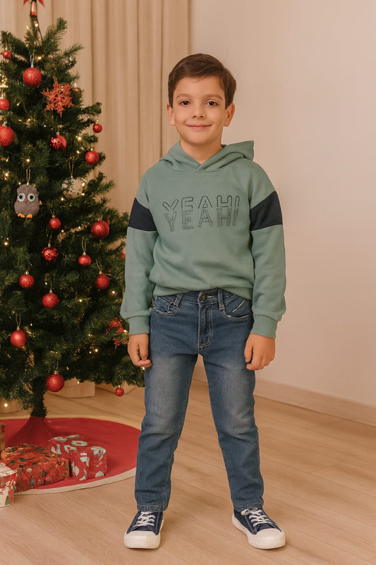 Estilo e conforto aliados. O melhor que se pode querer para uma criança. Esta camisola com capuz para além de muito gira, é muito quentinha.