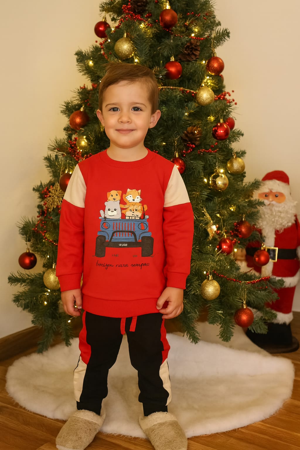 Um fato de treino super giro e confortável. O ideal para as brincadeiras dos mais pequenos.