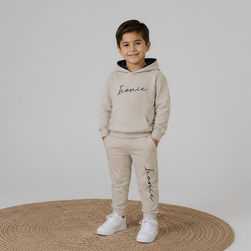 Menino com conjunto bege Iconic, camisola com capuz e calças
