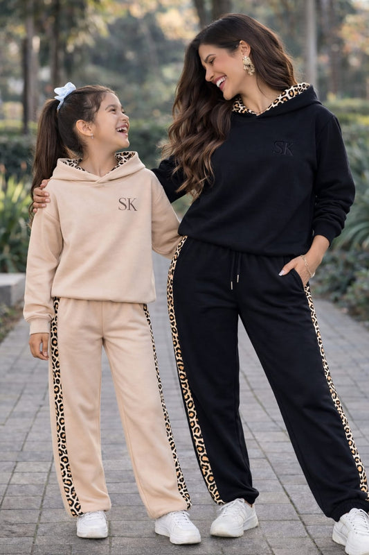 Um fato de treino extremamente confortável e muito giro, faz sempre falta no roupeiro das princesas e se for para vestir igual às vossas mamãs, melhor ainda.