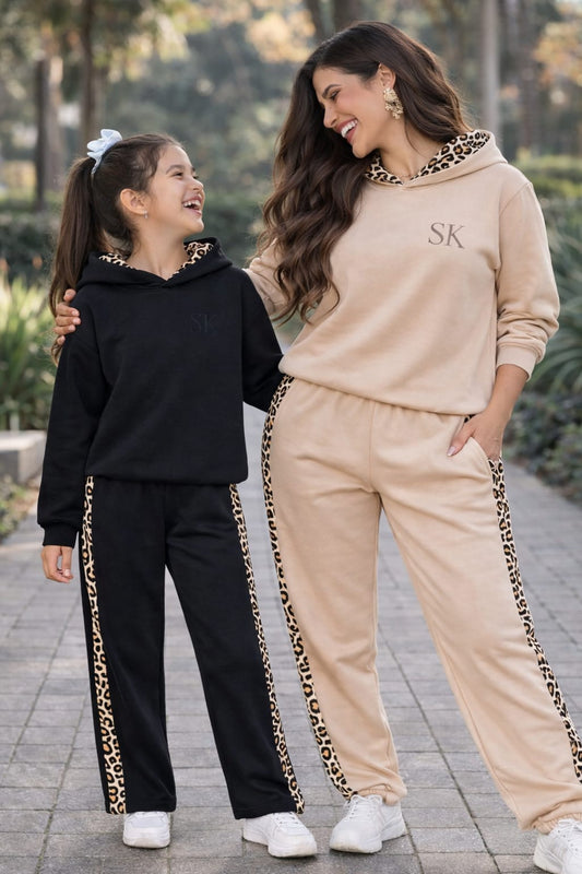 Um fato de treino extremamente confortável e muito giro, faz sempre falta no roupeiro das princesas e se para vestir igual às suas mamães, melhor ainda.