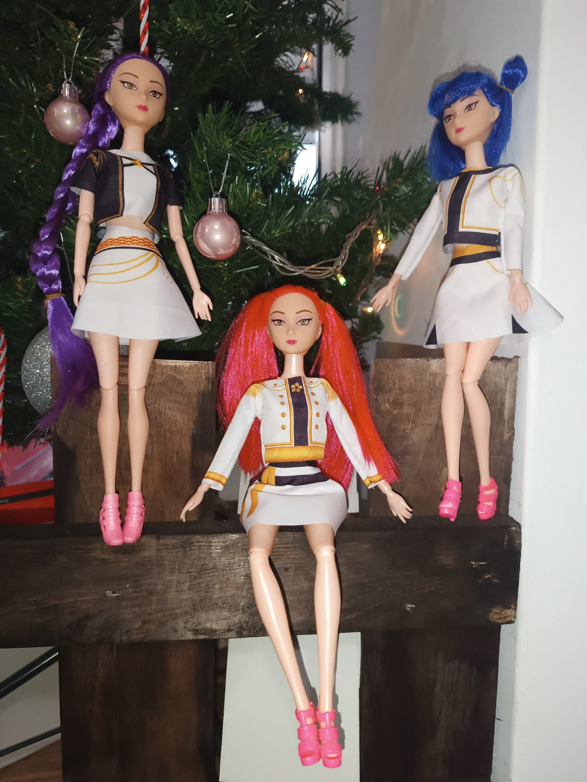 As bonecas do momento chegaram, as K-Pop chegaram para animar as brincadeiras dos mais pequenos.

Cada boneca é vendida separadamente.

São articuladas, o que faz com que as brincadeiras sejam mais divertidas e dinâmicas, devido às diversas poses que podem fazer. Juntando ao extra que traz, com a música incluída, permitindo assim que as crianças entrem no mundo do K-pop.

Cada uma delas tem o seu estilo, com cabelo colorido e um estilo completamente arrojado, perfeitas para brincadeiras únicas e coleções in