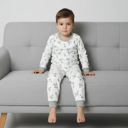 Pijama infantil unissexo branco com estampado de girafas para crianças dos 2 aos 12 anos