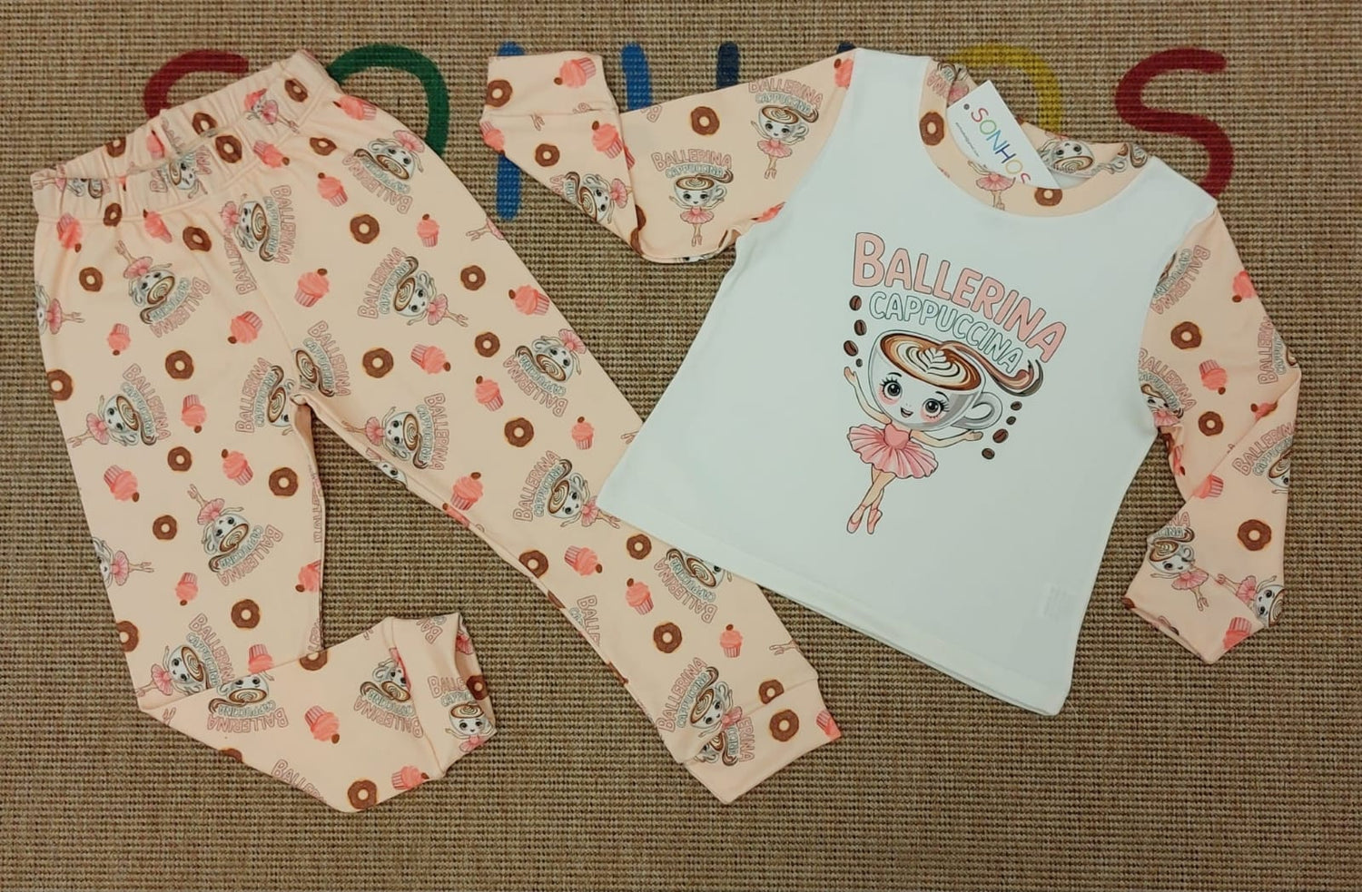 Um pijama divertido e perfeito para crianças que gostam de se sentir quentinhas, mas não demasiado.&nbsp;

Algodão