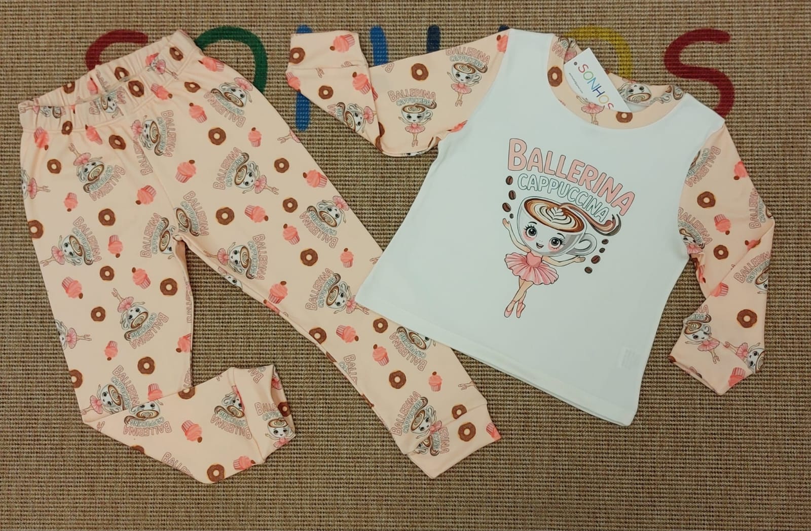 Um pijama divertido e perfeito para crianças que gostam de se sentir quentinhas, mas não demasiado.&nbsp;

Algodão