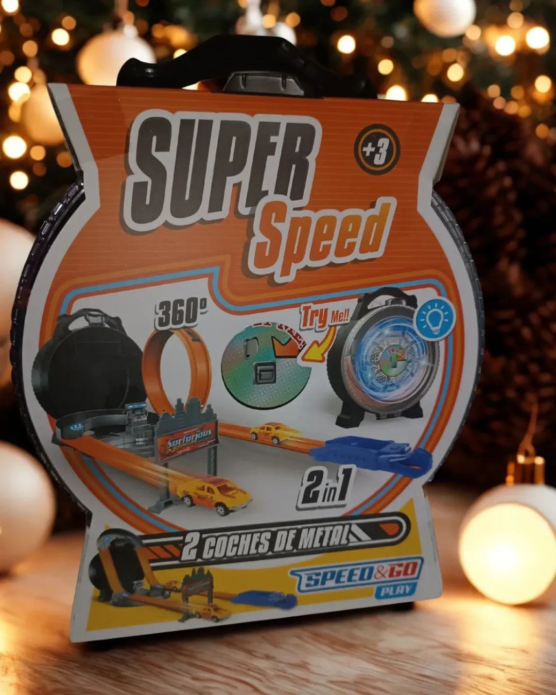 Uma pista de carros é sempre divertida e uma ótima sugestão de prenda. Não há menino que não fique encantado com carros.