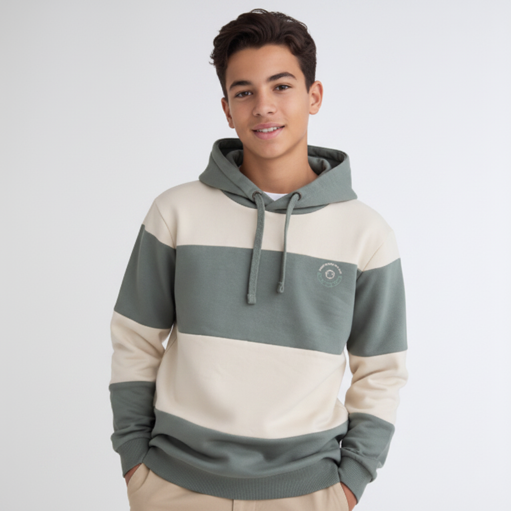 Rapaz a usar sweatshirt quadrada com capuz verde e bege, sem bolso frontal, de 100% algodão
