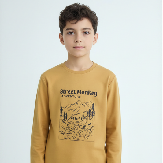 Rapaz a usar camisola básica amarelo mostarda suave com estampa Street Monkey Adventure